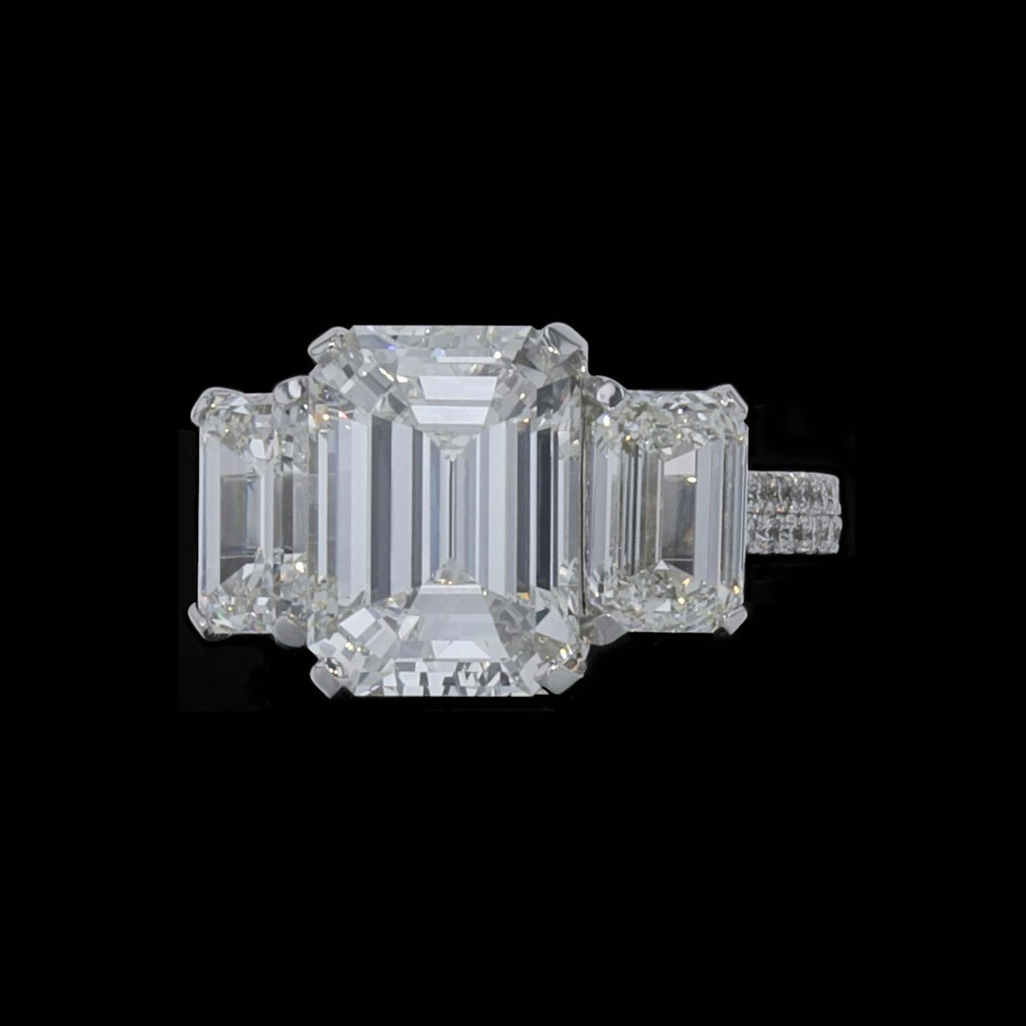 Ring Simple 3 Emerald Diamonds