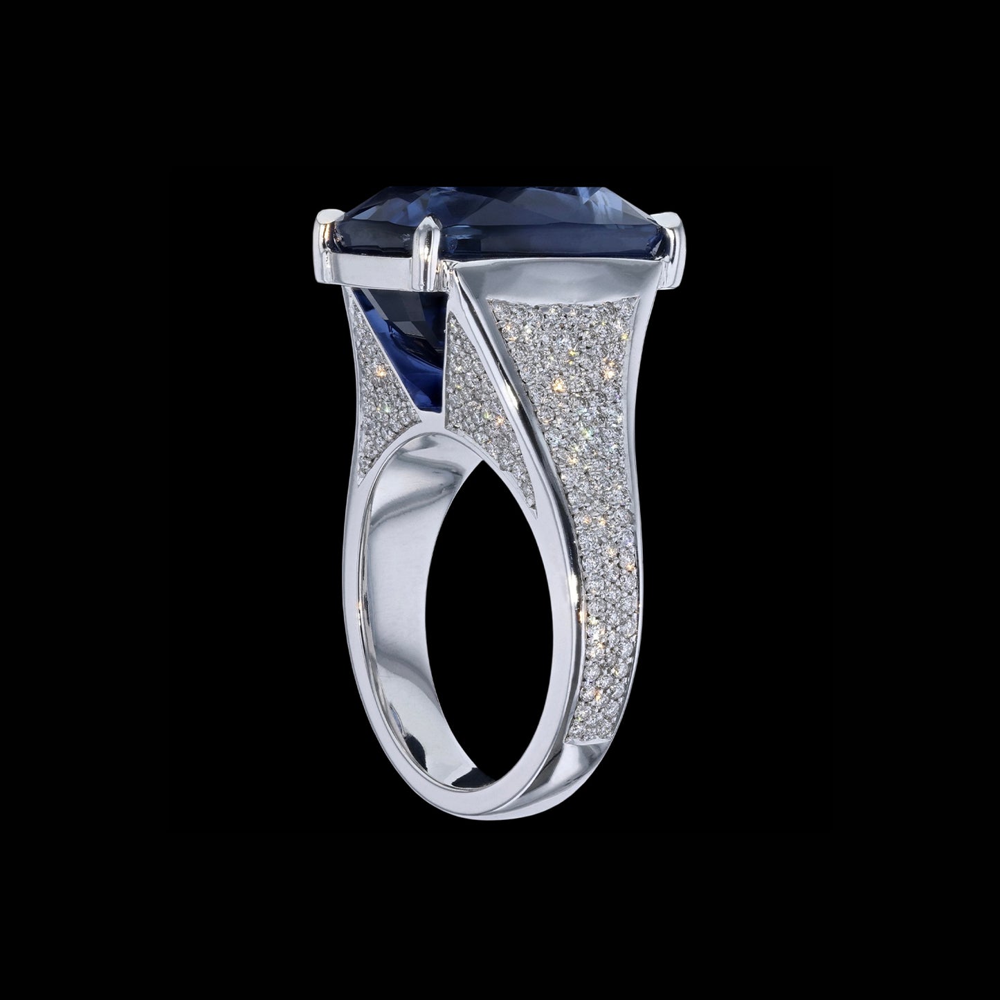 Ring Cloud Sapphire Cushion